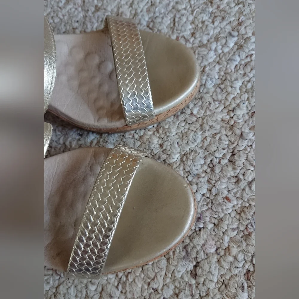 Malu gold tone Renay 2 bands Comfort Wedge Slides size 7